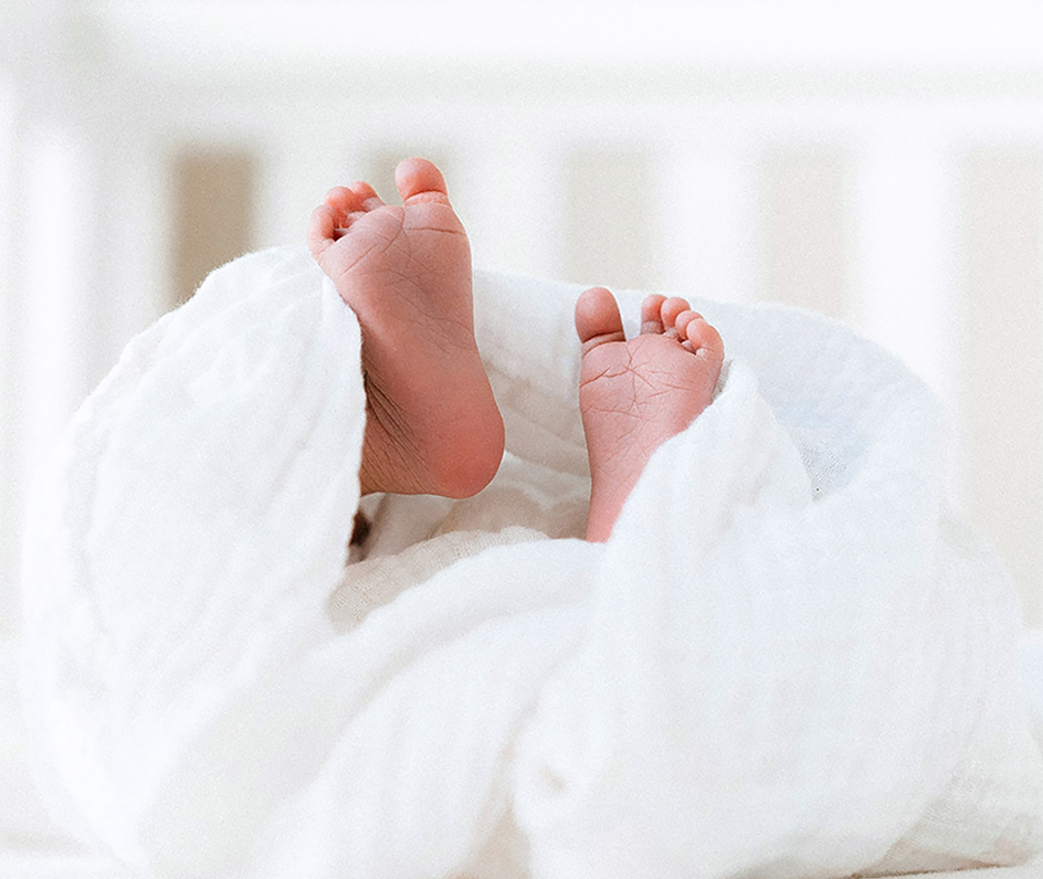 赤ちゃんの足が優しく包まれている写真