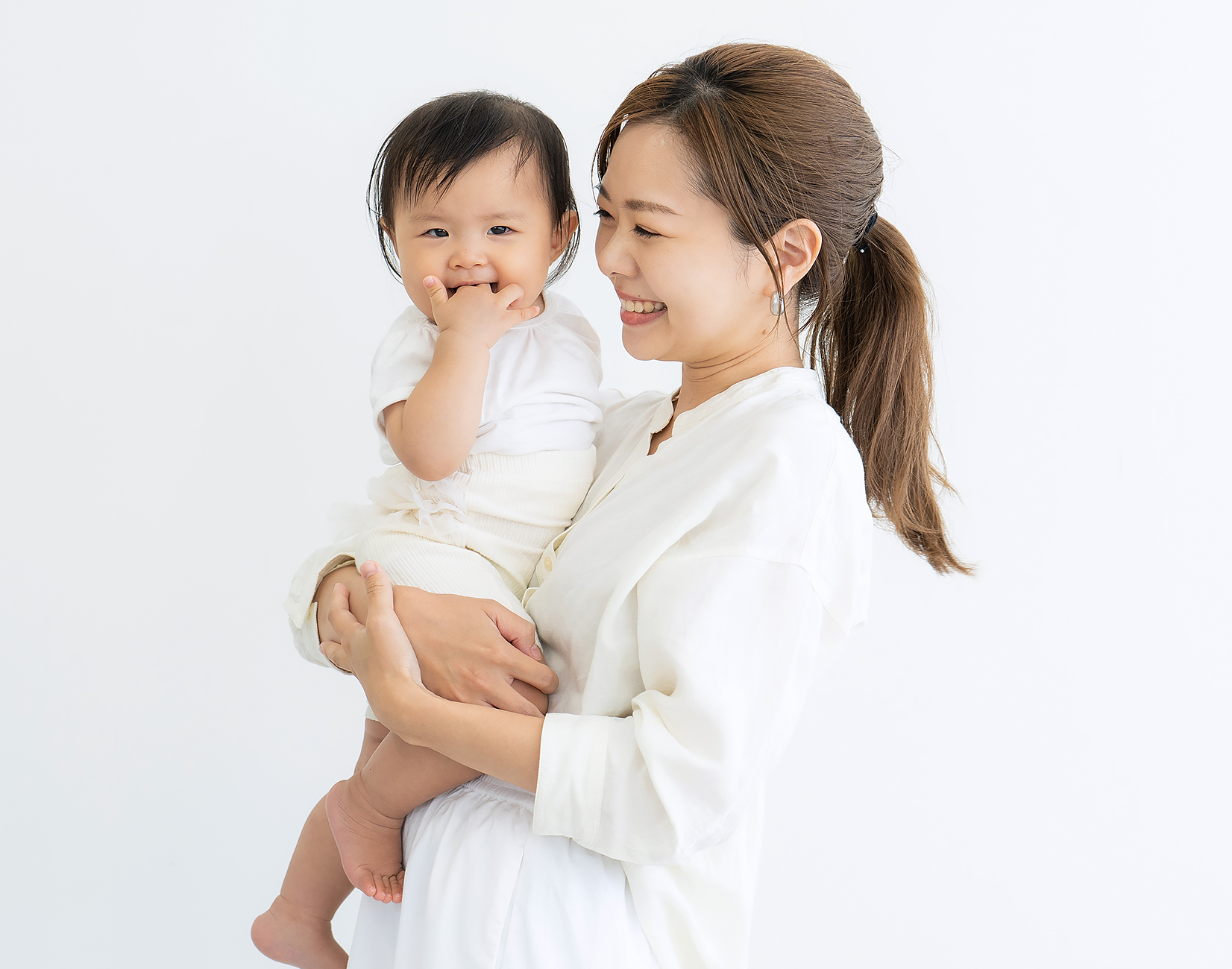 赤ちゃんと女性の写真