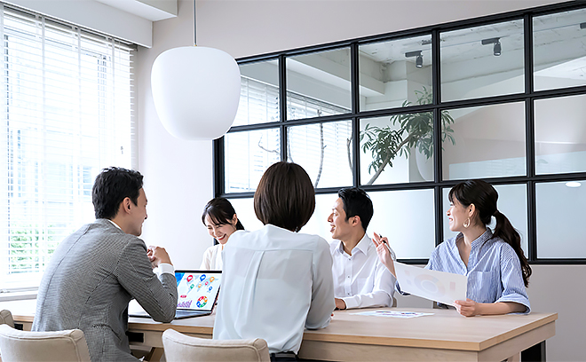 男性社員と女性社員がミーティングを行なっている写真