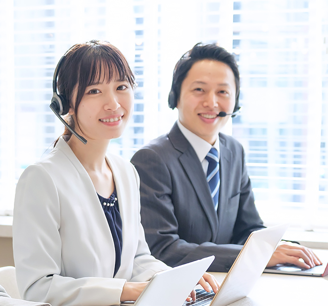 カスタマーサポート部の女性社員と男性社員の写真