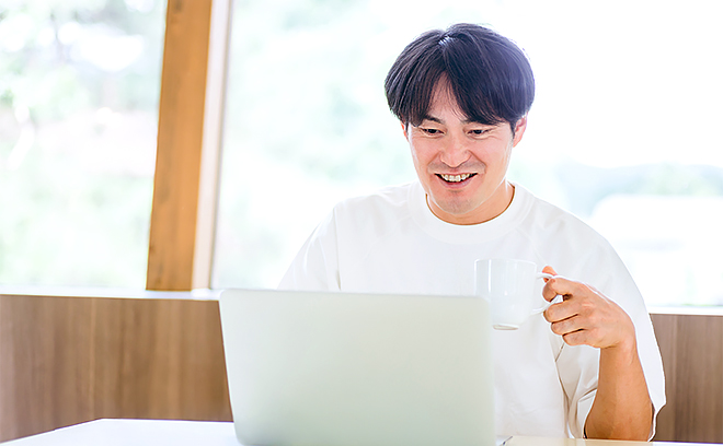 リモートワークで働く男性社員の写真